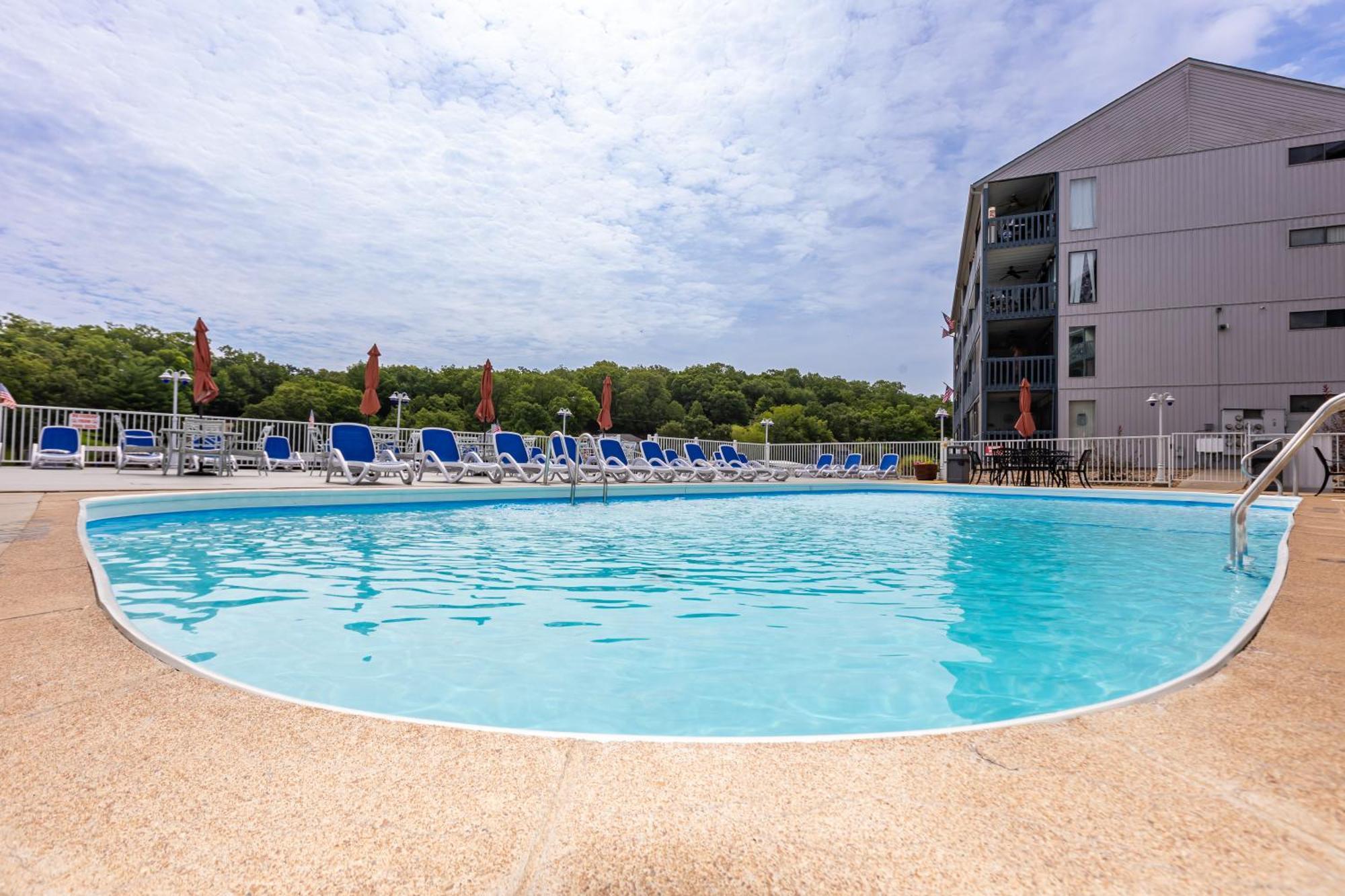 F Lakefront! Remodeled, Sleeps 4, Boat Slip, Patio, Wifi, Cable, Pool Osage Beach Extérieur photo