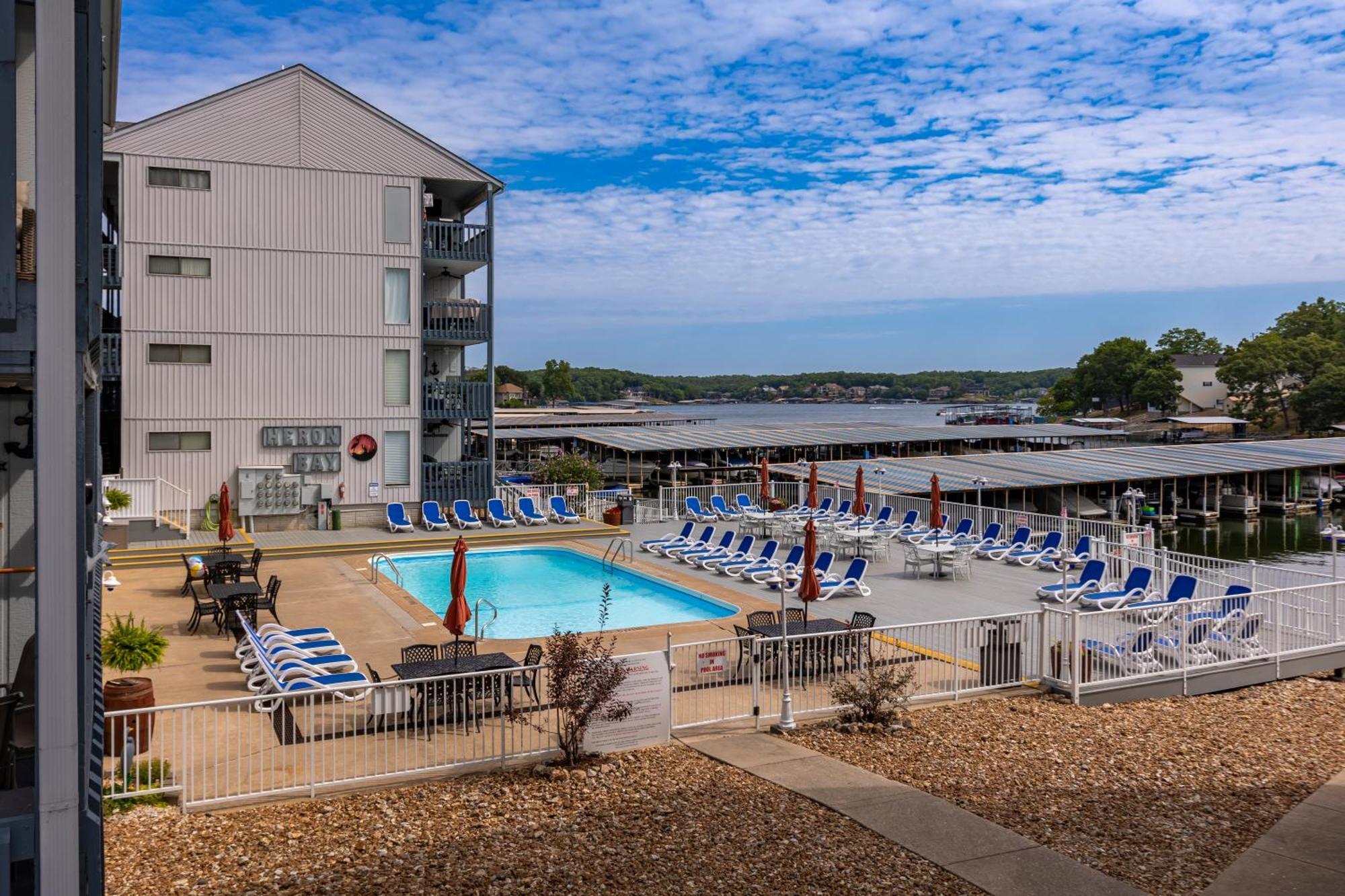 F Lakefront! Remodeled, Sleeps 4, Boat Slip, Patio, Wifi, Cable, Pool Osage Beach Extérieur photo